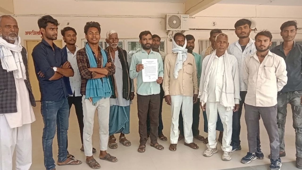 बांदा: भीषण गर्मी में एक महीने से गांव में नहीं आ रही बिजली,