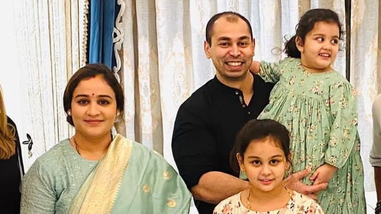 पत्‍नी अपर्णा ने किया भावुक पोस्‍ट, बेटी ने पापा का दिया पिय