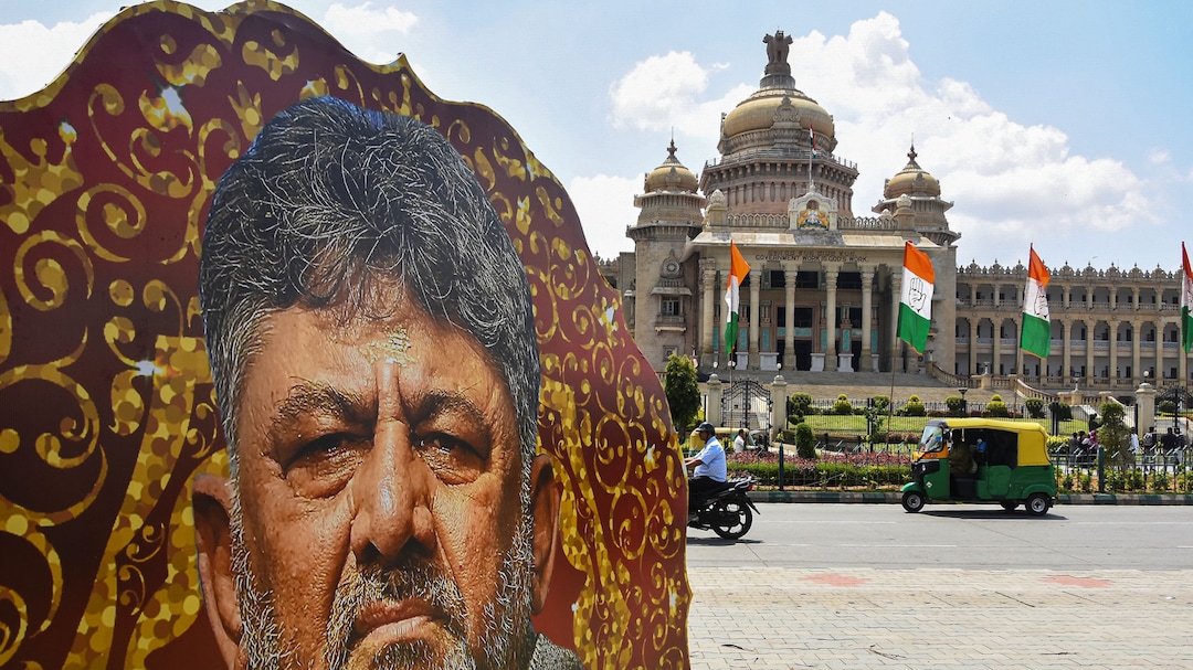 Karnataka Oath Live: डिप्टी सीएम की अटकलों के बीच डीके शिवकुमार से मिले जी. परमेश्वर, शॉल, बुके माला की भेंट