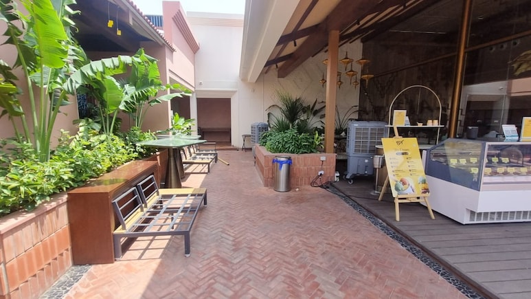 Hyderabad's Iconic Niloufer Cafe Loses Fire NOC After Surprise Inspection