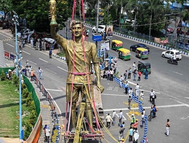 कोलकाता में लियोनेल मेस्सी की 70 फुट ऊंची प्रतिमा स्थापना के छह महीने बाद ही हटाई गई, जानें क्यों