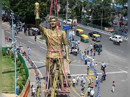 कोलकाता में लियोनेल मेस्सी की 70 फुट ऊंची प्रतिमा स्थापना के छह महीने बाद ही हटाई गई, जानें क्यों