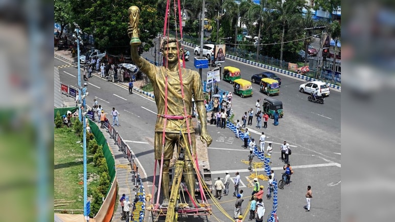 कोलकाता में लियोनेल मेस्सी की 70 फुट ऊंची प्रतिमा स्थापना के छह महीने बाद ही हटाई गई, जानें क्यों