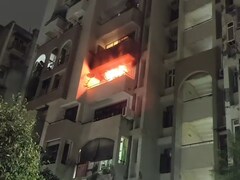 नोएडा में अपार्टमेंट की चौथी मंजिल पर लगी भीषण आग, दमकल टीम ने दरवाजा काटकर बुजुर्ग दंपती को बचाया