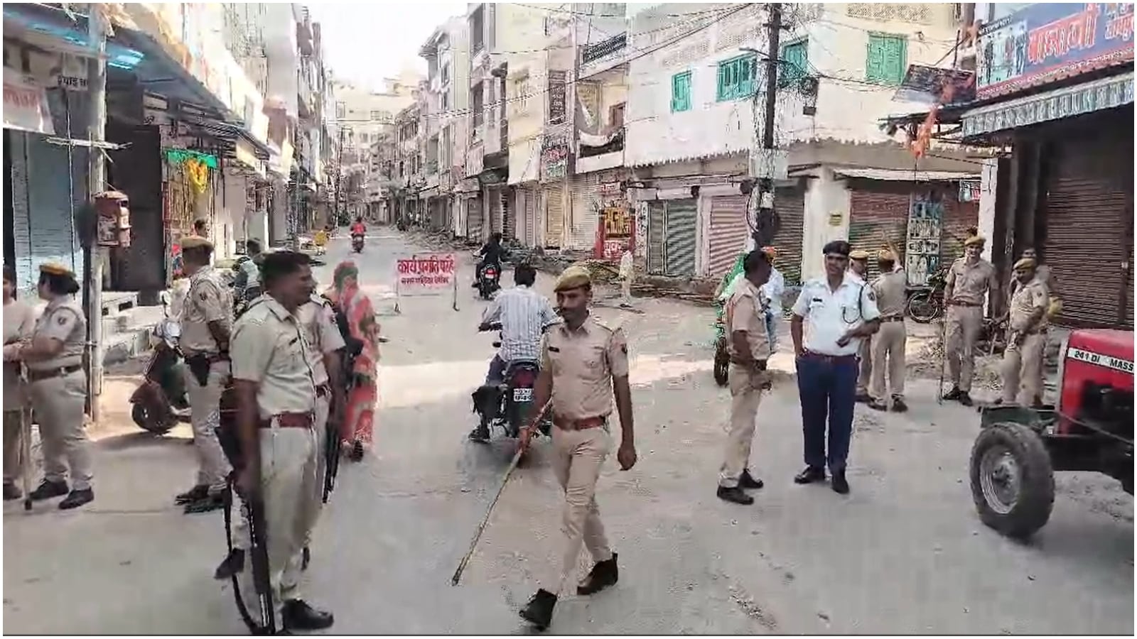 राजसमंद के भीम कस्बे में चप्पे-चप्पे पर पुलिसबल को तैनात किया गया है.