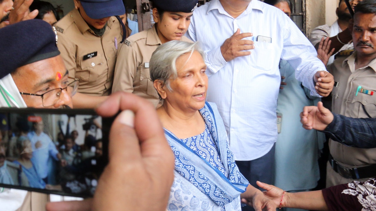 जेल में कैसी कटी गिरिबाला-समर्थ की पहली रात? लाइन में लगकर लिया खाना, नहीं की कोई डिमांड