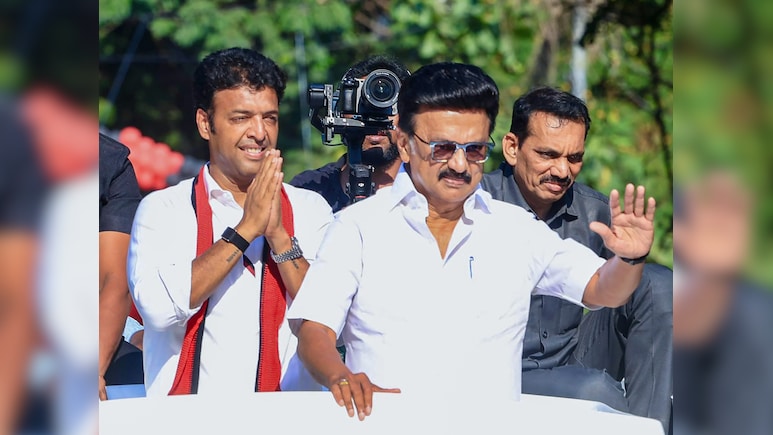 लोकसभा सचिवालय ने DMK को कांग्रेस से अलग बैठने की दी मंजूरी: सूत्र