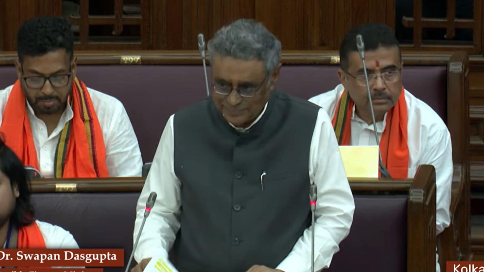 बंगाल में बजट पेश करते वित्त मंत्री स्वपन दासगुप्ता. बंगाल में बजट पेश करते वित्त मंत्री स्वपन दासगुप्ता.
