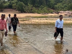 छत्तीसगढ़ के इन गांव तक पहली बार कोई कलेक्टर पहुंचा, 8 किमी चले पैदल, नदी और घने जंगल करने पड़े पार