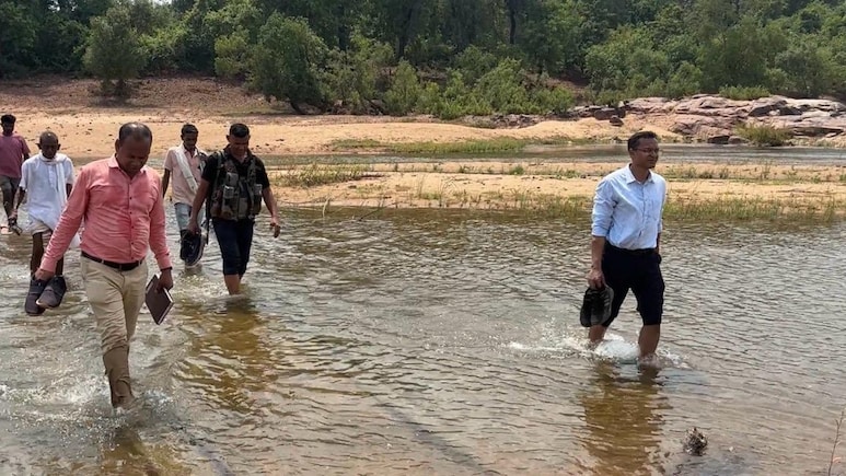 छत्तीसगढ़ के इन गांव तक पहली बार कोई कलेक्टर पहुंचा, 8 किमी चले पैदल, नदी और घने जंगल करने पड़े पार