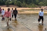 छत्तीसगढ़ के इन गांव तक पहली बार कोई कलेक्टर पहुंचा, 8 किमी चले पैदल, नदी और घने जंगल करने पड़े पार