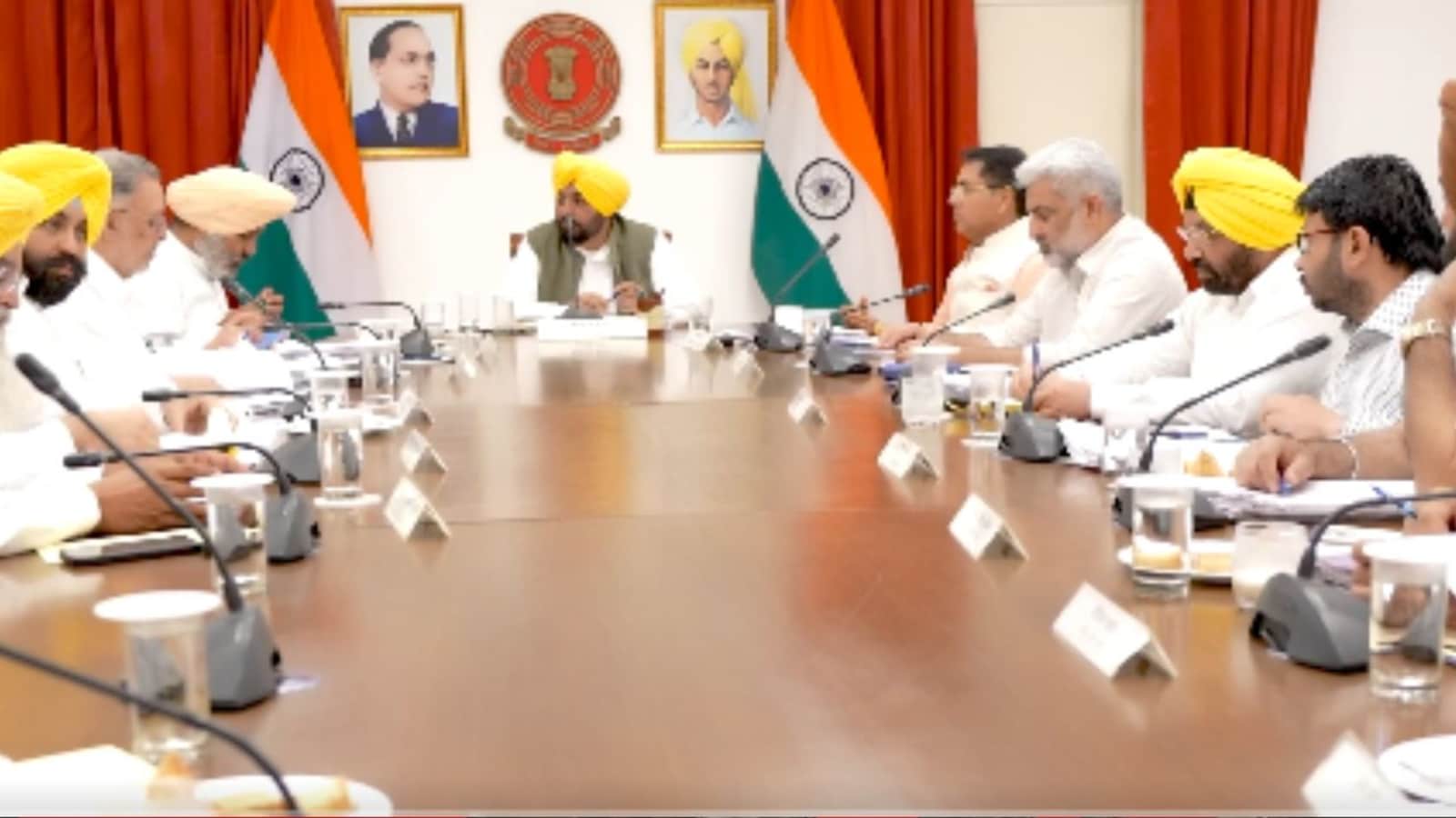 पंजाब में अब निजी स्कूल नहीं कर सकेंगे मनमानी फीस बढ़ोतरी, मान सरकार ने कानून बनाकर कसा शिकंजा.. पंजाब में अब निजी स्कूल नहीं कर सकेंगे मनमानी फीस बढ़ोतरी, मान सरकार ने कानून बनाकर कसा शिकंजा..