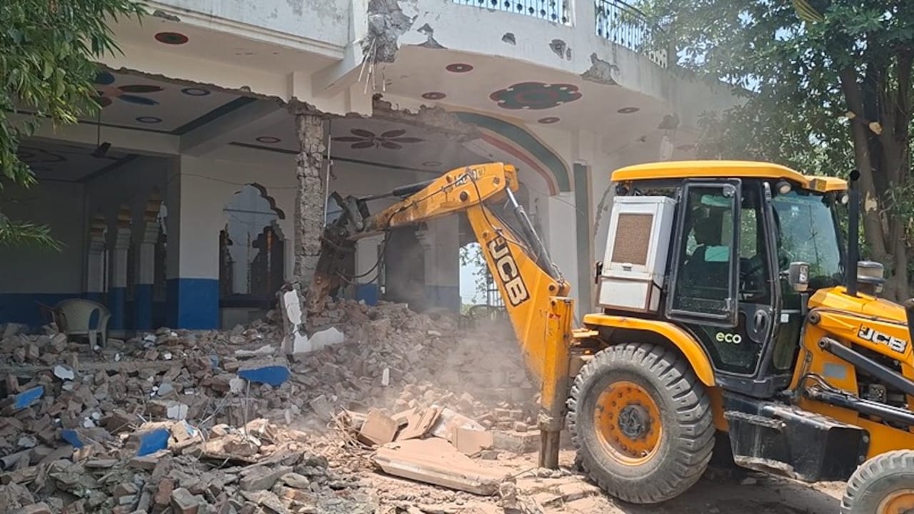गाजियाबाद सेक्टर C-8 में स्थित मजार पर एक साथ चले तीन बुलडोजर. 