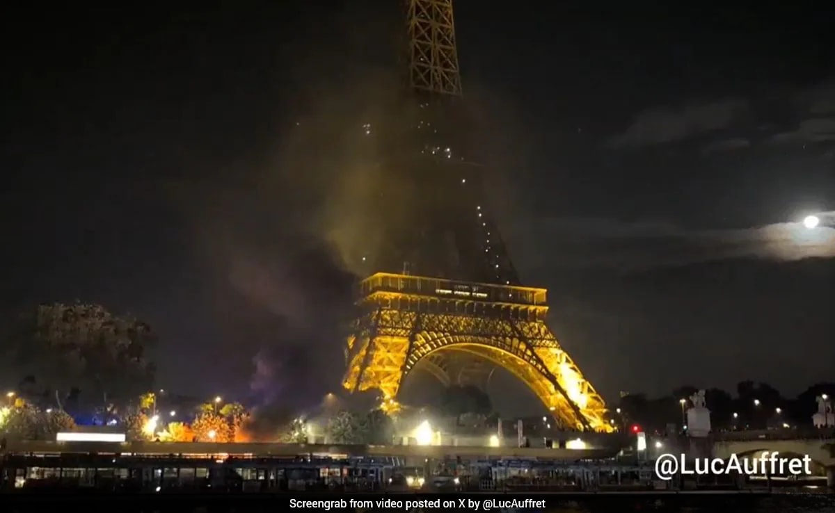 "Fire Reaches Eiffel Tower," Claims Viral Video. A Fact-Check