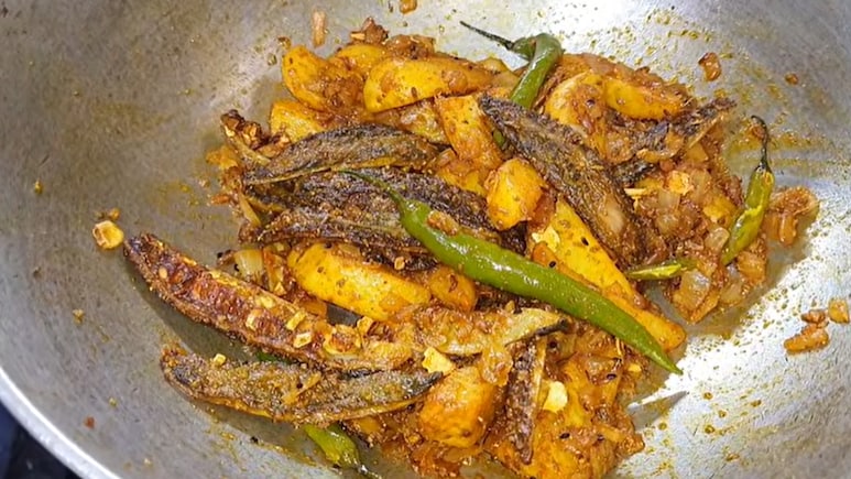 Aloo Karela Sabji Recipe: करेला न खाने वाले भी मांगेंगे दूसरी सर्विंग, बनाएं आलू-करेले की सब्जी इस तरह से