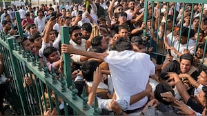 कॉकरोच जनता पार्टी के प्रोटेस्ट संस्थापक अभिजीत दीपके को जड़ा थप्पड़, युवक की जमकर हुई धुनाई