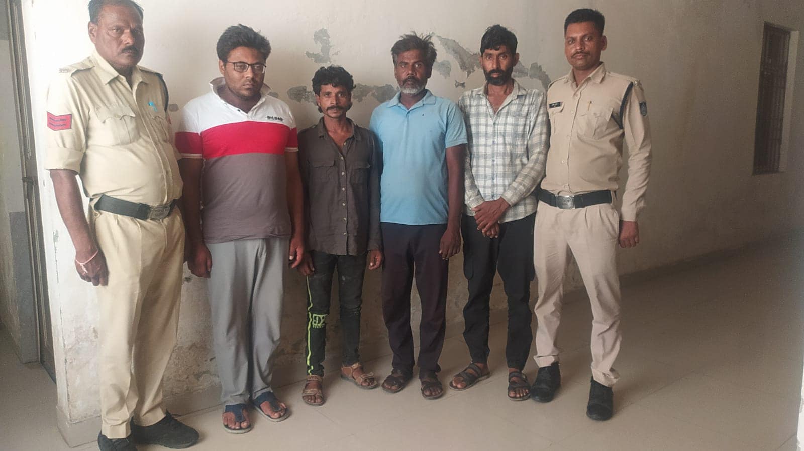 पुलिस ने आरोपियों को पकड़कर जेल भेजा. पुलिस ने आरोपियों को पकड़कर जेल भेजा.