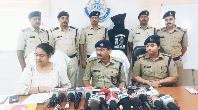जबलपुर जीआरपी ने 2 घंटे में चोर को पकड़ा. जबलपुर जीआरपी ने 2 घंटे में चोर को पकड़ा.