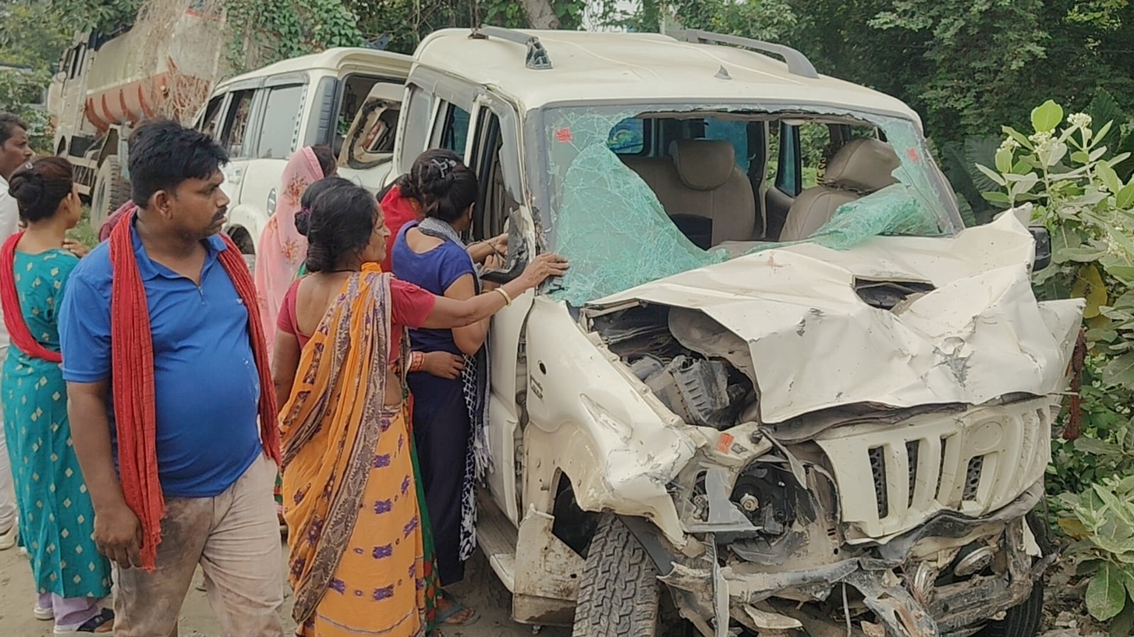 पुलिस ने दोनों वाहनों को जब्त कर लिया है