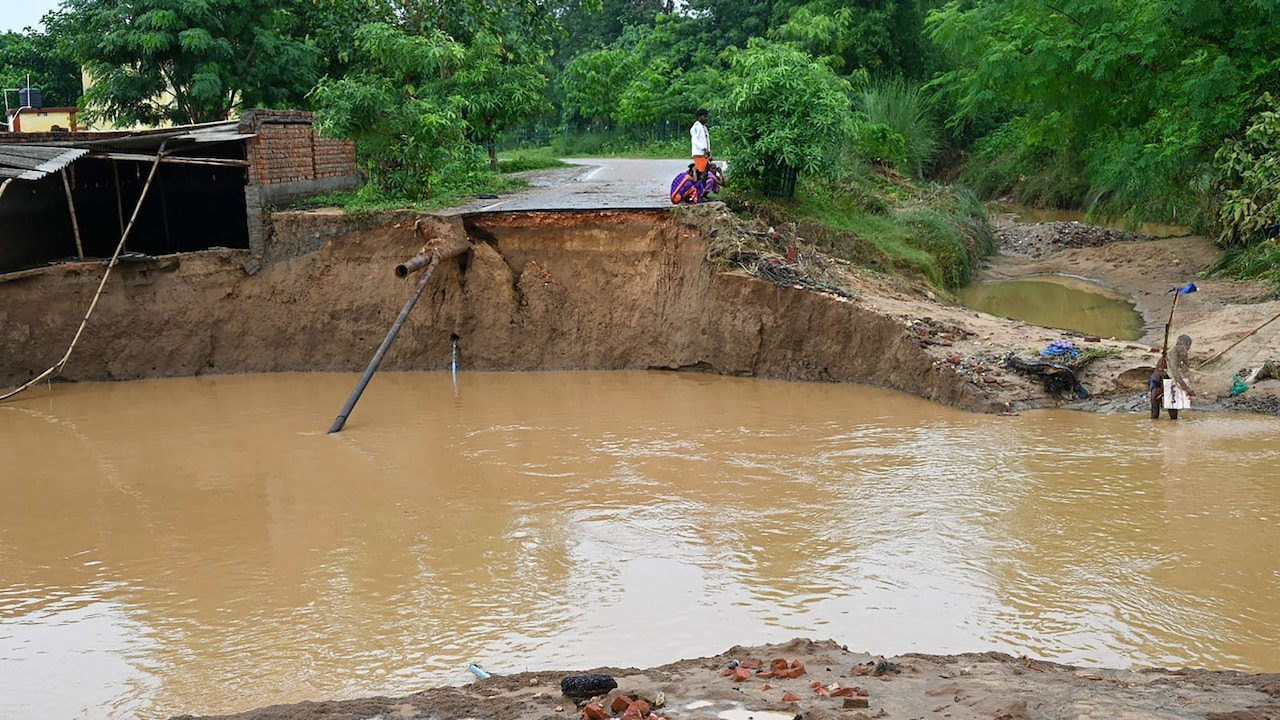 Bihar: इंजीनियरों की छुट्टियां रद्द, मोबाइल की होगी ट्रैकिंग, बाढ़ राहत में लापरवाही पर नपेंगे सभी अधिकारी