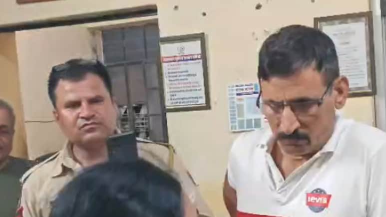 "बार में शराब पीने पर गिरफ्तारी क्यों?", जोधपुर पुलिस के एक्शन पर सवाल, देर रात परिजनों का हंगामा