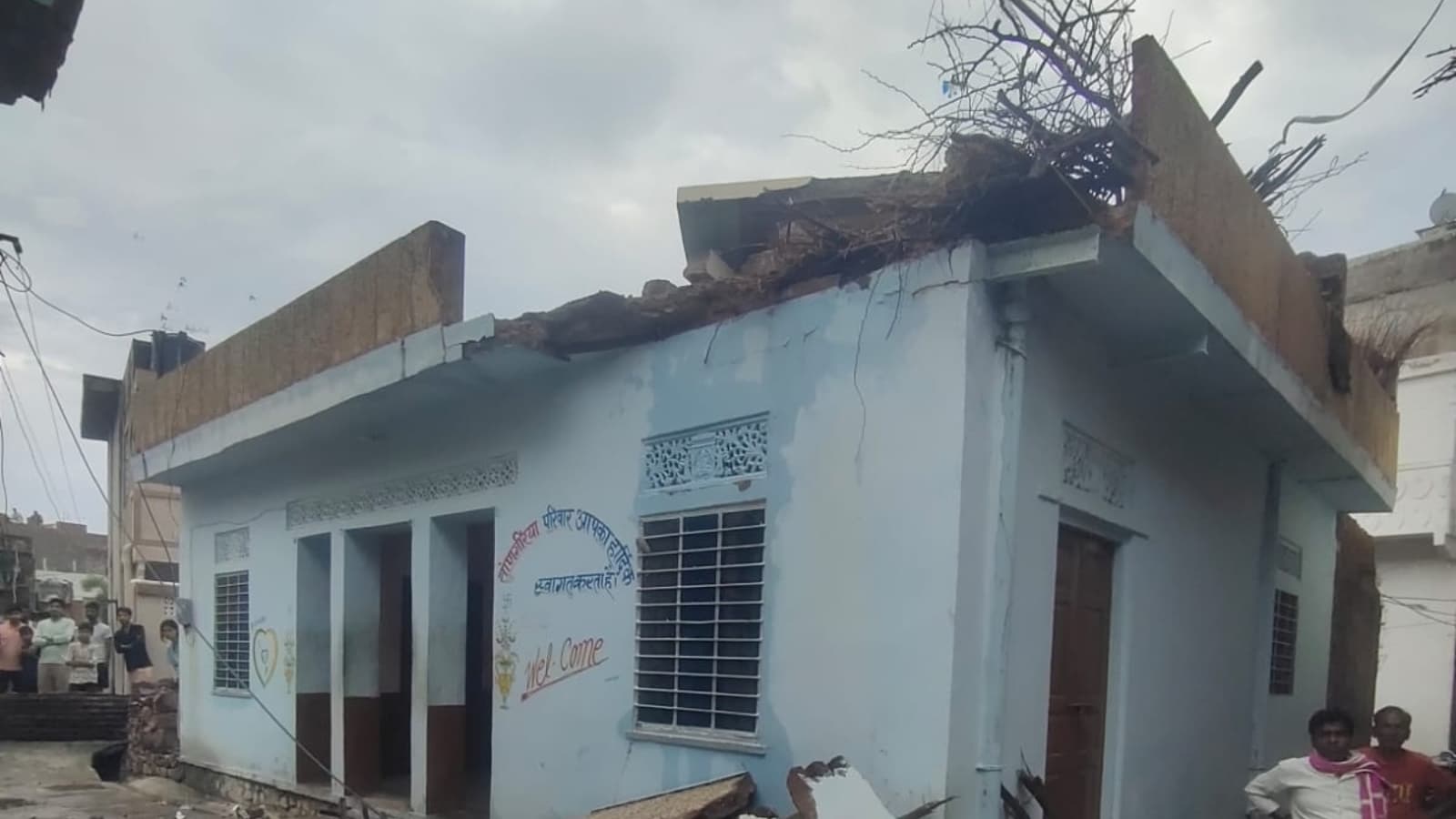 बिजली गिरने से टूटे एक मकान की तस्वीर