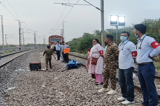 मुरैना ट्रेन हादसा: VIDEO में देखें कैसे उदयपुर इंटरसिटी के यात्रियों को रौंदते निकली पातालकोट एक्सप्रेस!