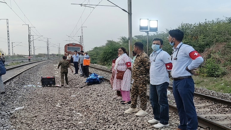 मुरैना ट्रेन हादसा: VIDEO में देखें कैसे उदयपुर इंटरसिटी के यात्रियों को रौंदते निकली पातालकोट एक्सप्रेस!