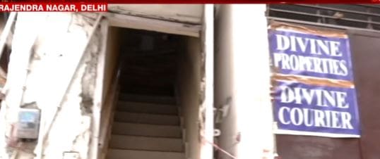 रियलिटी चेक में कोचिंग सेंटर में ऐसी या इससे भी संकरी सीढ़ियां मिलीं. रियलिटी चेक में कोचिंग सेंटर में ऐसी या इससे भी संकरी सीढ़ियां मिलीं.