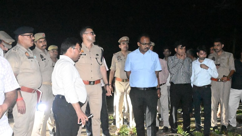 Firozabad Road Accident: फिरोजाबाद में आंधी का कहर; ई-रिक्शा और बाइक पर गिरा विशाल पेड़, 5 की मौत और 3 गंभीर