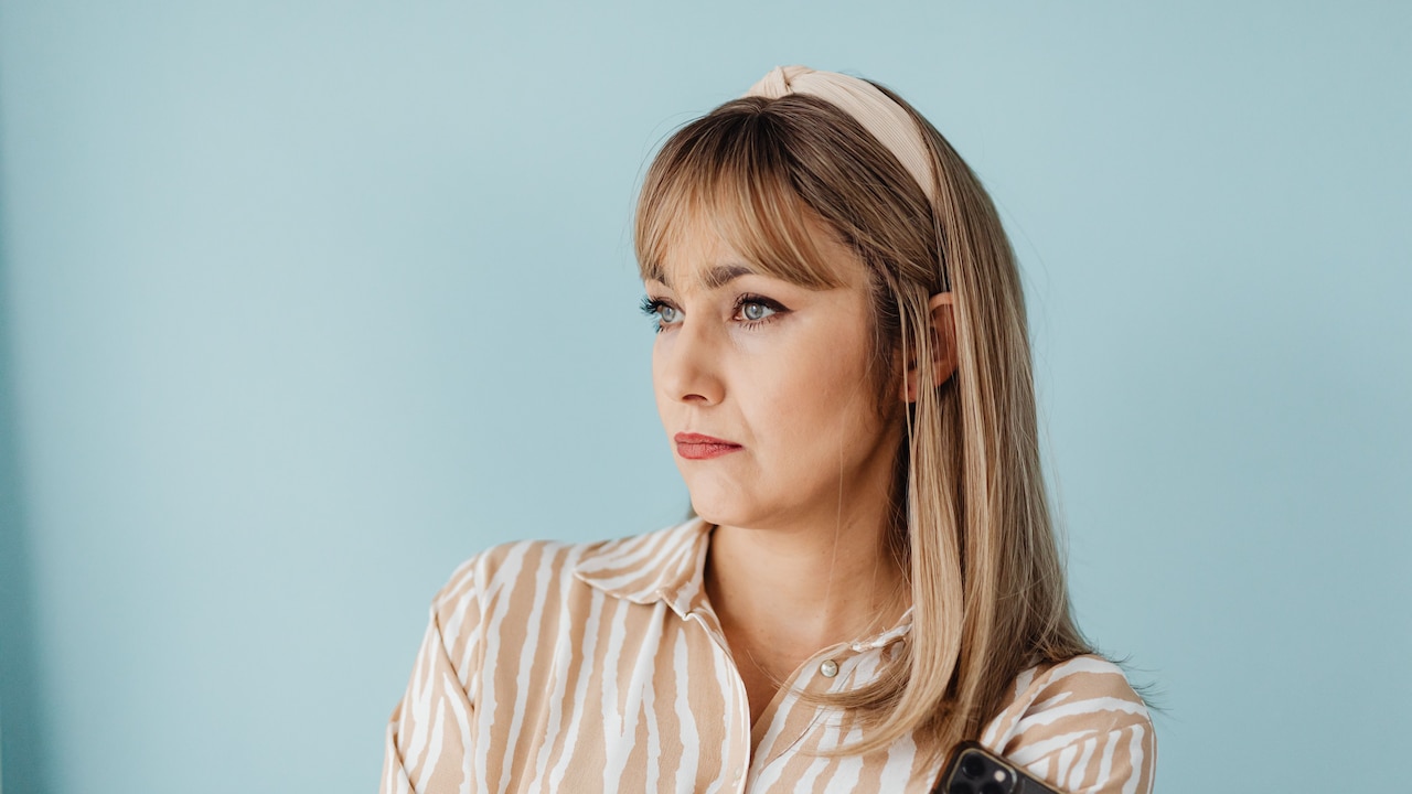 How To Style Greasy Hair With Headbands And Look Neat