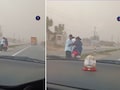 भीषण आंधी में हाइवे पर फंसी थी फैमिली, एक कार आकर रुकी...और वायरल हो गया वीडियो