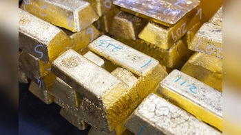 Gold Declines as Fresh US-Iran Tension Fans Inflation Concerns