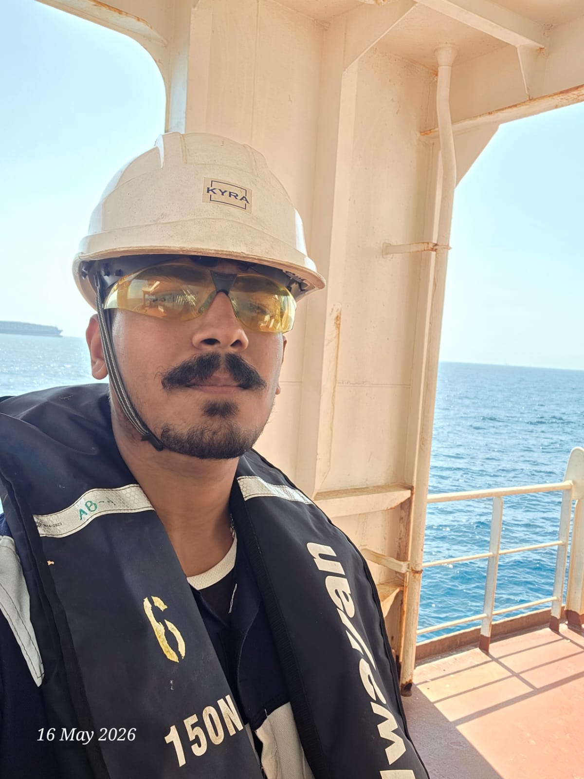 Strait of Hormuz Crisis: जहाज में रुद्रांश Strait of Hormuz Crisis: जहाज में रुद्रांश
