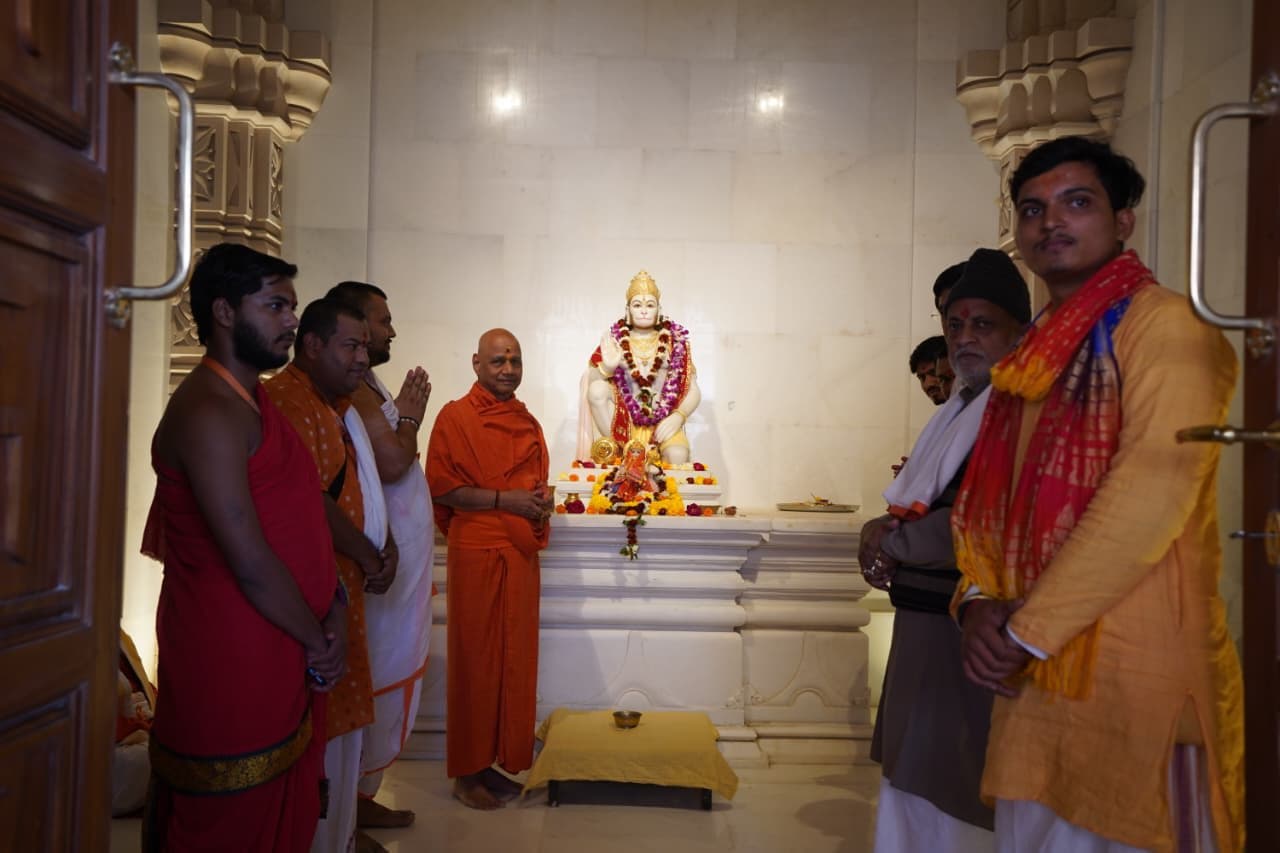 राम मंदिर में अन्य लोगों के साथ कोषाध्यक्ष गोविंद देव गिरी जी महाराज.