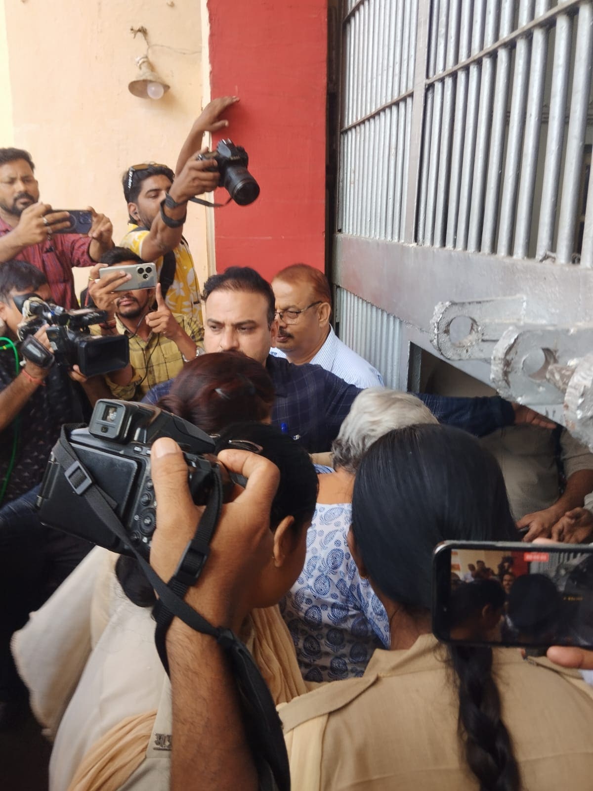 Twisha Sharma Case: जेल के अंदर जाती हुई गिरिबाला सिंह