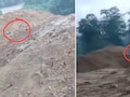 Viral Video: सड़क पार कर रहा था शख्स, तभी भरभराकर ढह गया पहाड़, रोंगटे खड़े कर देगा वीडियो