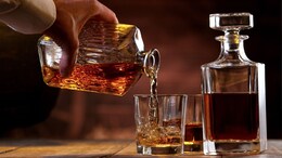 Liquor News : जगभरात दारूची विक्री घटणार, पण भारतात मात्र मद्यबाजार तेजीत; काय आहे कारण?