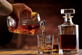 Liquor News : जगभरात दारूची विक्री घटणार, पण भारतात मात्र मद्यबाजार तेजीत; काय आहे कारण?