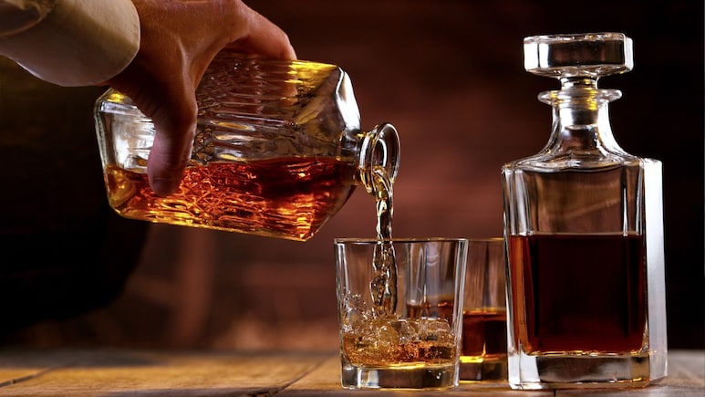 Liquor News : जगभरात दारूची विक्री घटणार, पण भारतात मात्र मद्यबाजार तेजीत; काय आहे कारण?