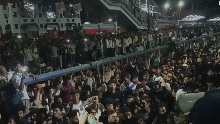 रविवार तड़के पाटलिपुत्र स्टेशन पर जुटी छात्रों की भारी भीड़. रविवार तड़के पाटलिपुत्र स्टेशन पर जुटी छात्रों की भारी भीड़.