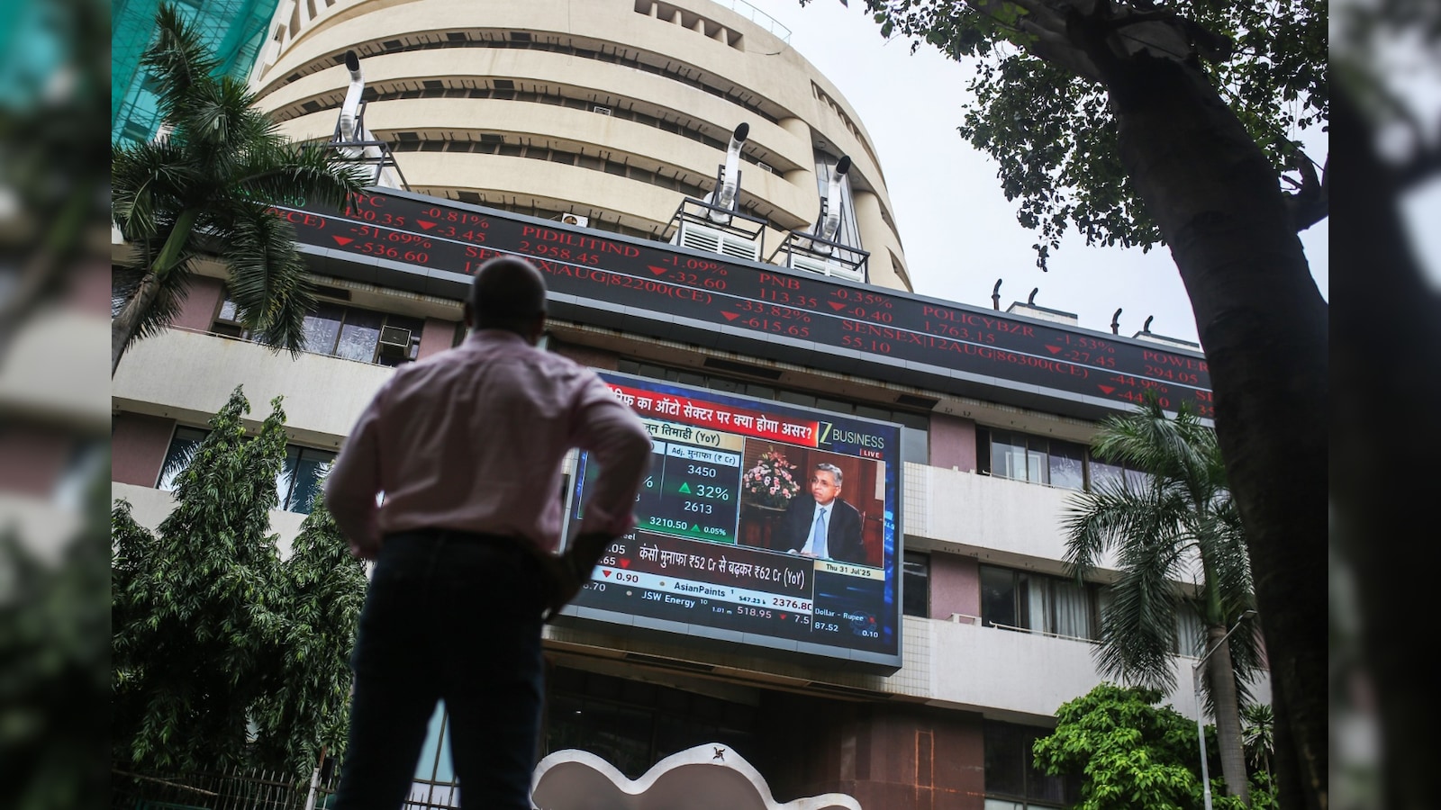 India’s Biggest Equity Fund Makes Contrarian Bet on IT Stocks