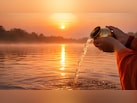 रविवार को सूर्यदेव को जल अर्पित करना क्यों होता है शुभ? पंडित जी ने बताया किस मंत्र का करें जाप