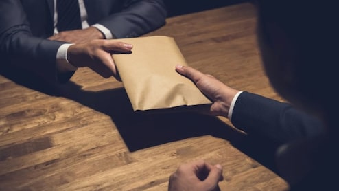 जम्मू-कश्मीर में सीबीआई का बड़ा एक्शन, 15 हजार की घूस लेते रेंजर और फॉरेस्टर समेत 4 गिरफ्तार
