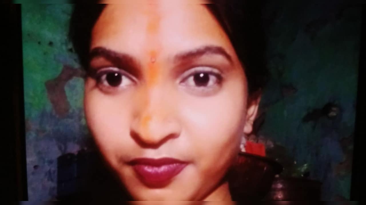 फंदे पर लटकती म‍िली मह‍िला की लाश, 3 महीने पहले की थी लव मैर‍िज; पत‍ि फरार 