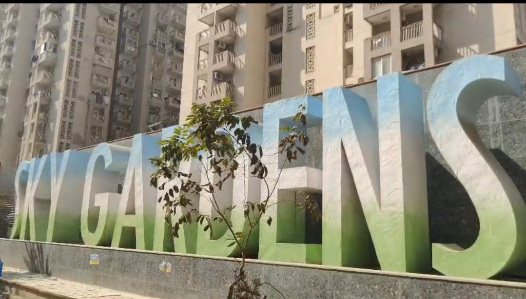 मां को चाकू मारने के बाद युवक ने 5वीं मंजिल से लगाई छलांग, ग्रेटर नोएडा वेस्ट की नामी सोसायटी की घटना