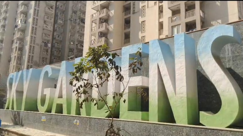 मां को चाकू मारने के बाद युवक ने 5वीं मंजिल से लगाई छलांग, ग्रेटर नोएडा वेस्ट की नामी सोसायटी की घटना