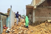 Bemetara: अचानक गिरी कच्चे मकान की दीवार, मलबे में दबने से दो बहनों की मौत; एक महिला घायल