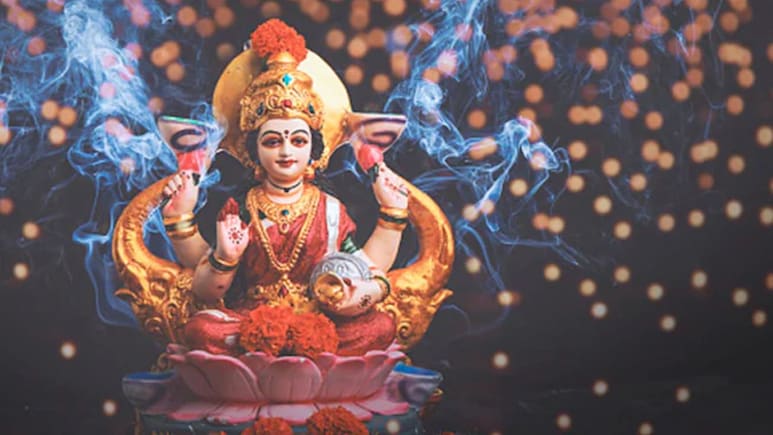 शुक्रवार को करें अष्टलक्ष्मी स्तोत्र का पाठ, मां लक्ष्मी की कृपा से जीवन में आएंगी सुख-समृद्धि, मजबूत होगी आर्थिक स्थिति