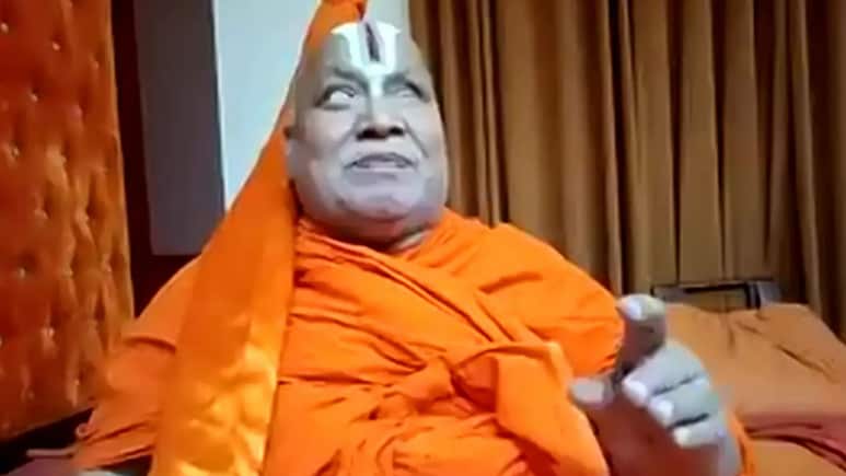 स्वामी रामभद्राचार्य बोले, राहुल गांधी भ्रमित हैं और ममता बनर्जी अपने कर्मों का फल भोग रहीं